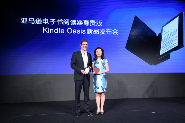 亚马逊全球副总裁 Kindle中国区总经理张文翊及亚马逊Kindle全球产品负责人Hervé.jpg